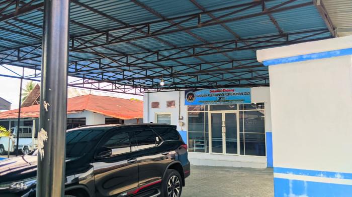 MBG GORONTALO -- SPPG di Desa Tuladenggi, Kecamatan Telaga Biru, Kabupaten Gorontalo, ditutup sementara usai dugaan kasus keracunan yang dialami seorang balita, Rabu (18/3/2026).