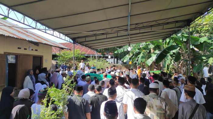 PROSESI SALAT JENAZAH — Ratusan pelayat memenuhi jalan di depan rumah duka saat prosesi salat jenazah kakak beradik korban kecelakaan maut di Jalan Pangeran Hidayat, Kelurahan Wongkaditi Barat, Kota Gorontalo, Provinsi Gorontalo Minggu (15/3/2026).
 
