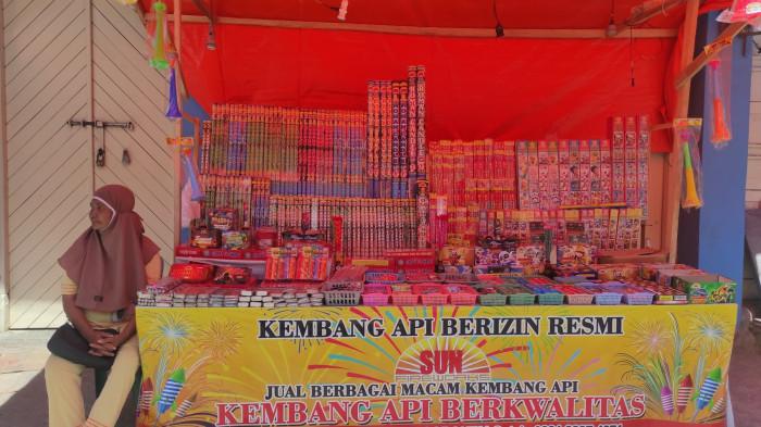 HUMAN INTEREST -- Salma Ahmad, penjual kembang api di kawasan Kota Tua, Jalan 23 Januari, Kelurahan Biawao, Kota Gorontalo. Salma telah 10 tahun berjualan, ia biasanya meraup keuntungan Rp2 juta dalam sehari.