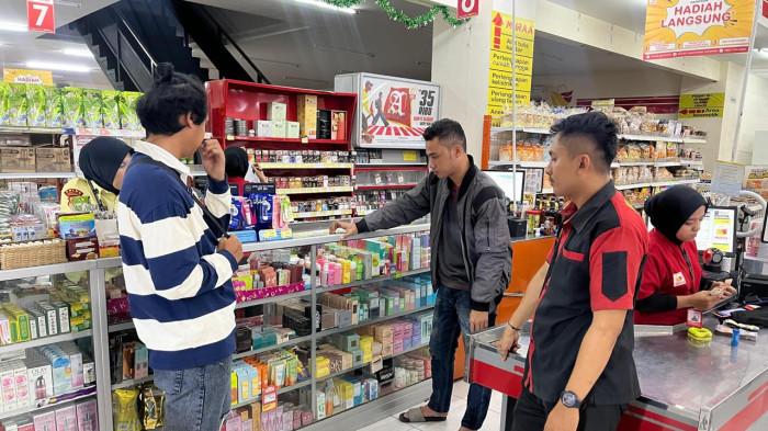 SIDAK - Satuan Tugas (Satgas) Penindakan Pelanggaran Pangan Provinsi Gorontalo melakukan inspeksi mendadak (sidak) ke sejumlah pertokoan dan pedagang parsel di wilayah Kabupaten dan Kota Gorontalo, Provinsi Gorontalo.