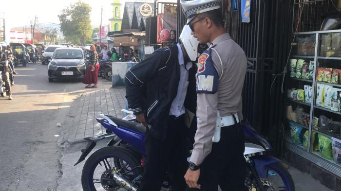 RAZIA KENDARAAN --Satlantas Polresta Gorontalo Kota melakukan operasi stationery di Jalan Arif Rahman Hakim, Senin sore (26/1/2026). Seorang pengendara nekat menerobos razia. (Sumber foto: TribunGorontalo.com/Jefri Potabuga)