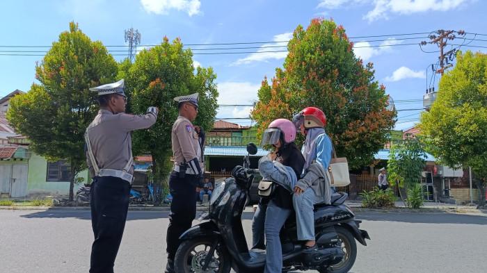 OPERASI KESELAMATAN -- Satlantas Polresta Gorontalo Kota saat Operasi Keselamatan Otanaha, Selasa (3/2/2026). Sebanyak 40 kendaraan dikenai tilang. (Sumber foto: TribunGorontalo.com/Jefri Potabuga)