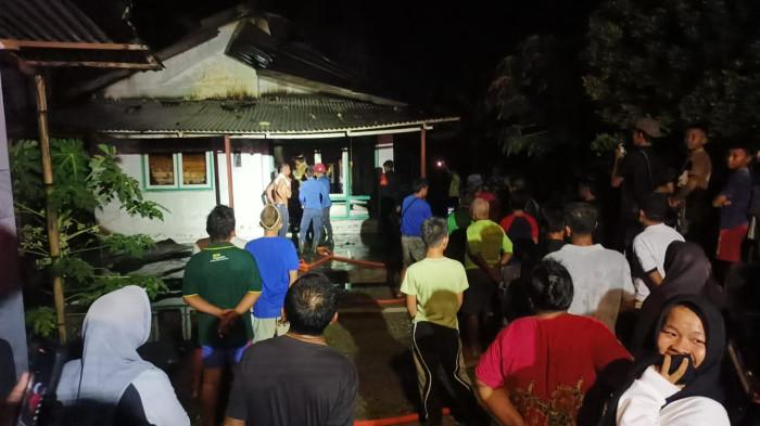 KEBAKARAN RUMAH -- Potret Damkar dan polisi mengamankan area kebakaran. Sebuah rumah di Desa Isimu Selatan terbakar. (Sumber Foto: Polres Gorontalo)