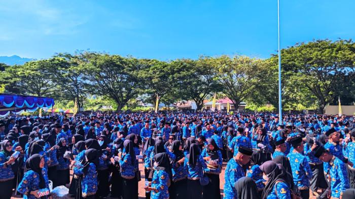 JADWAL MASUK KANTOR -- Sejumlah ASN Pemrov Gorontalo saat berkumpul di Halaman Museum Purbakala Gorontalo. ASN Pemprov Gorontalo masih WFA hingga 27 Maret 2026.