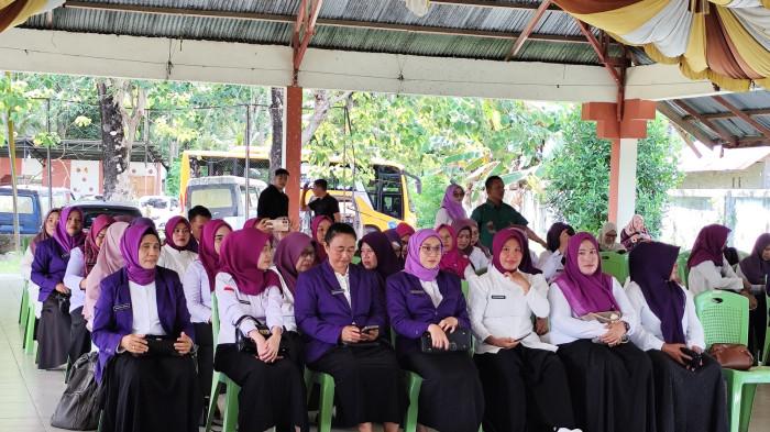 Sejumlah istri kepala desa dan camat sedang duduk