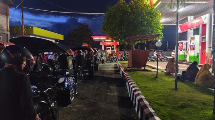 Sejumlah kendaraan mengantre bahan bakar minyak (BBM)