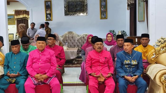 Sejumlah pemangku adat sedang duduk saat melangsungkan