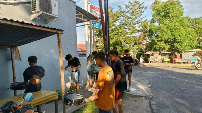 LATIHAN SORE – Sejumlah pemuda tengah berlatih memukul gendang di Liluwo, Kota Gorontalo, Kamis (26/2/2026). Mereka berlatih setiap sore untuk persiapan ketok sahur.