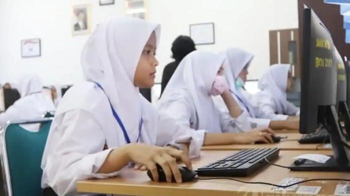 KUNCI JAWABAN - SISWA - Sejumlah siswa mengikuti Ujian Nasional Berbasis Komputer (UNBK) di Sekolah Mengengah Kejuruan Negri 50 Jakarta Timur, Senin (25/3/2019). Berikut kunci jawaban Bahasa Indonesia kelas 10 halaman 127 128 Kurikulum Merdeka Edisi Revisi, tentang negosiasi.