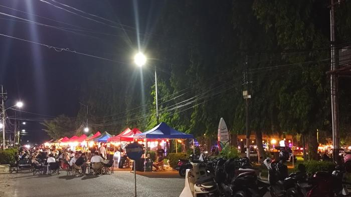 Sejumlah warga Boalemo melakukan tongkrongan di KM Nol