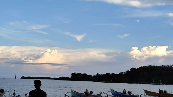 ANTUSIAS MASYARAKAT -- Sejumlah warga antusias menyaksikan lomba balap perahu yang digelar di Desa Pentadu Barat, Kecamatan Tilamuta, Boalemo, Sabtu (30/05/2026). (Sumber: TribunGorontalo/Rahmat Hambali)