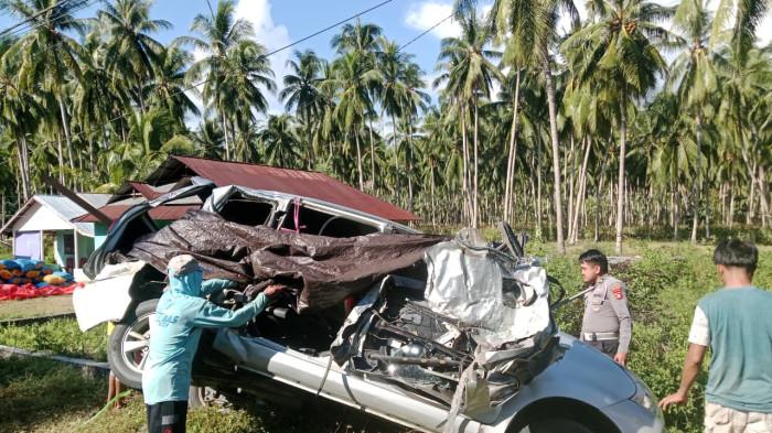 Sejumlah warga memeriksa mobil Daihatsu Xenia DB 1813 LT