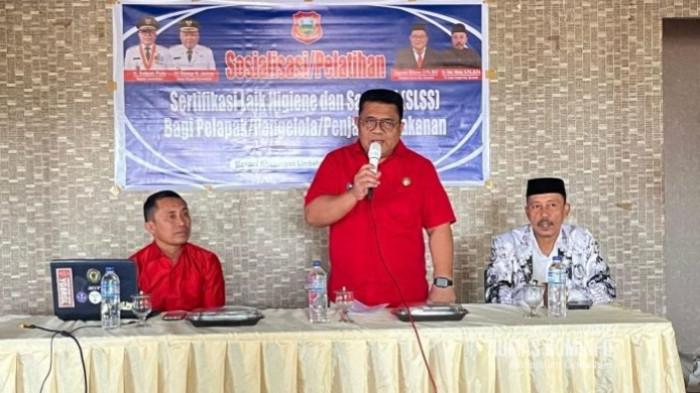 SERTIFIKAT HALAL -- Sekda Kabupaten Gorontalo, Sugondo Makmur, saat membuka Sosialisasi dan Pelatihan SLHS pada Rabu (13/8/2025). Pedagang kuliner di kawasan Menara Limboto kini harus punya SLHS dan sertifikat halal.