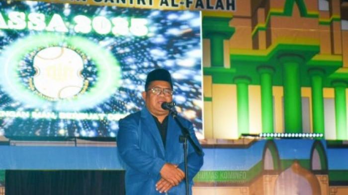 Sekda Sugondo Makmur memberikan sambutan saat menghadiri Pagelaran Seni Santri Al-Falah