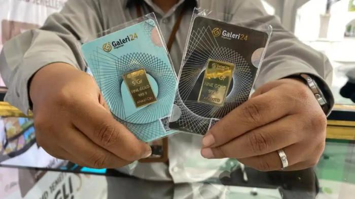 UPDATE HARGA EMAS – Seorang karyawan menunjukkan emas batangan Galeri 24 ukuran 5 gram dan 10 gram. Berikut daftar harga emas terbaru pada Sabtu, 28 Februari 2026. Menjelang akhir Februari 2026, harga emas Galeri 24 dan UBS terpantau masih relatif stabil.