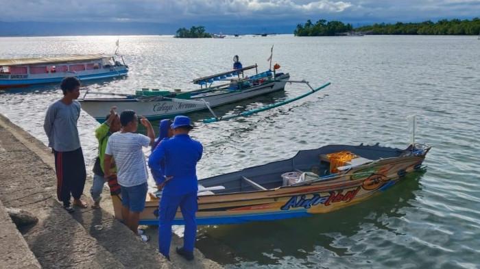NELAYAN DITAHAN -- Seorang nelayan asal Filipina terdampar di perairan Gorontalo Utara, Kamis (25/12/2025). Pria berinisial R kini diamankan pihak Imigrasi.