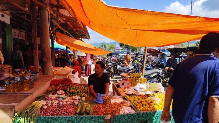 Seorang pedagang menunggu pembeli di Pasar Minggu