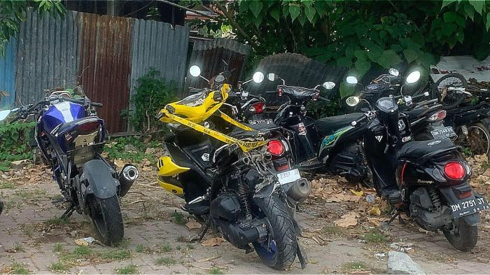KECELAKAAN TUNGGAL -- Sepeda motor Aerox milik korban kecelakaan dipasang garis polisi. Seorang remaja tewas usai mengalami kecelakaan tunggal di kawasan perlimaan Telaga, Gorontalo.