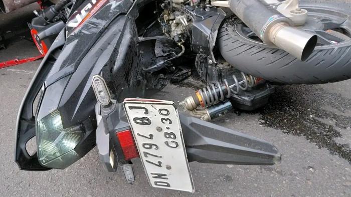 Sepeda motor tergeletak di jalanan usai menabrak truk