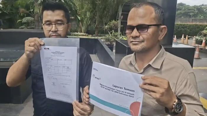 Serahkan Laporan ke KPK – Ketua LI BAPAN Kalbar, Stevanus Febyan Babaro, beserta tim