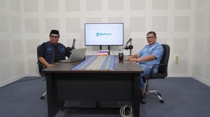 PROFIL TOKOH — Arianto Panambang, reporter TribunGorontalo.com bersama Burhan Ismail, Kepala Badan Kesbangpol Kabupaten Gorontalo. Burhan Ismail menceritakan perjalanan kariernya dalam siniar (podcast) TribunGorontalo, Sabtu (9/8/2025).