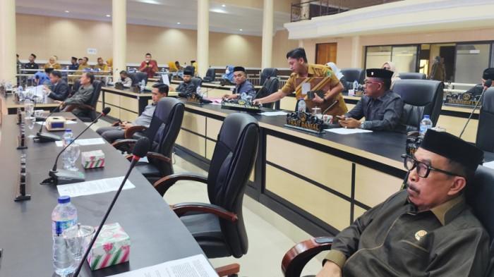 Situasi saat rapat Paripurna, yang dihadiri oleh 18 dari 25 Anggota DPRD.