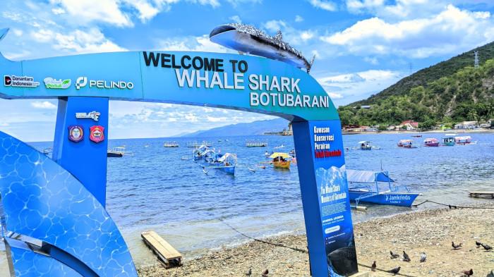 Suasana Objek Wisata Hiu Paus, Desa Botubarani, fffff