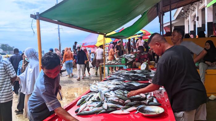 HARGA IKAN --  Suasana TPI Tenda di Kelurahan Tenda, Kota Gorontalo, tetap ramai dipadati pembeli, Minggu (22/2/2026). Lapak milik Rahmatika Salilama, harga ikan seperti baby tuna, lolosi, dan cakalang terpantau naik.