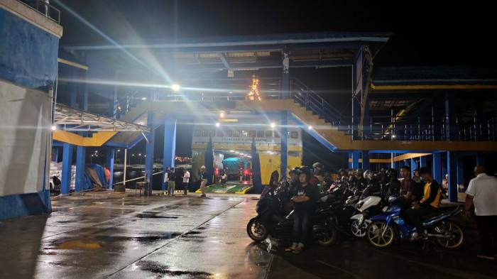 Suasana arus mudik di Pelabuhan Ferry Gorontalo ffff9999
