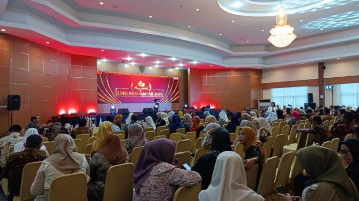 DIES NATALIS -- Suasana di Ballroom Damhill Universitas Negeri Gorontalo, Selasa (20/1/2026). Rektor UNG bersama jajaran pimpinan hadir, disusul para dosen. (Sumber Foto: TribunGorontalo.com/Jefry Potabuga)