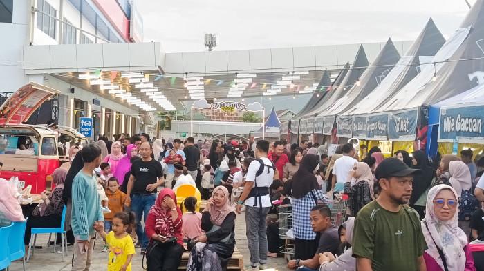 FOOD FESTIVAL-- Suasana di Food Festival di Pelataran Indogrosir Gorontalo, Jalan Arif Rahman Hakim Kota Gorontalo, Sabtu (27/12/2025). Warga mengharapkan Food Festival jadi agenda rutin. (Sumber foto: Tribun Gorontalo.com/Jefri Potabuga)