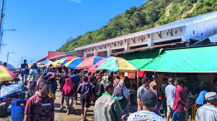 HARGA IKAN -- Suasana di TPI Gorontalo. Simak update harga ikan hari ini, Minggu, 18 Januari 2026.