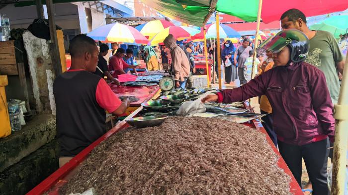 IKAN NIKE -- Potret pedagang nike tengah melayani pembeli di TPI Gorontalo, Minggu (14/12/2025). Masyarakat datang berburu nike.