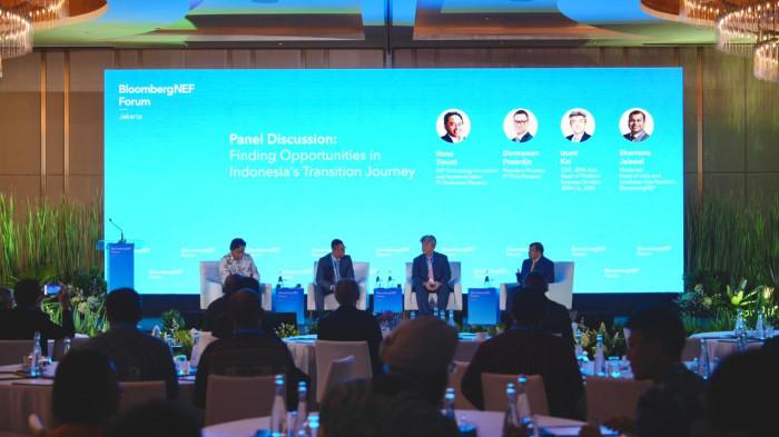 Suasana dikusi panel dengan tema ‘Finding Opportunities in Indonesia’s Transition Journey’