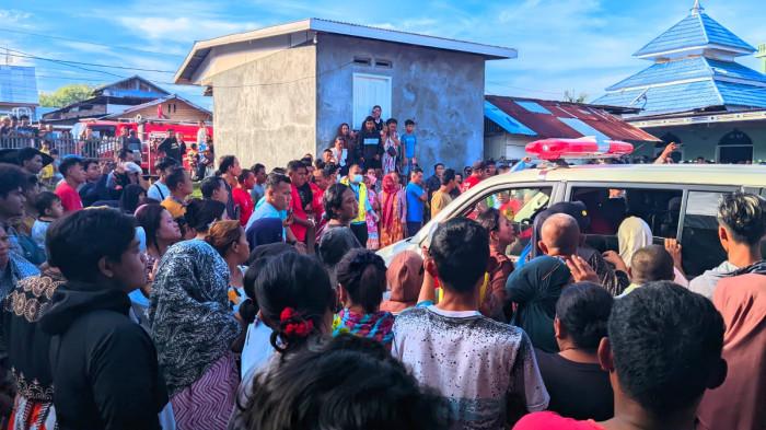 KEBAKARAN RUMAH - Suasana evakuasi jenazah Yeti Mahmud (48), korban kebakaran rumah di Siendeng, Kecamatan Hulonthalangi, Kota Gorontalo, Provinsi Gorontalo Jumat (13/2/2026) sore. 