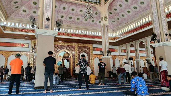 HIKMAH RAMADAN -- Suasana ibadah salat zuhur di dalam Masjid Agung Baiturrahim Kota Gorontalo, Kamis (19/2/2026). Warga Gorontalo berbicara soal hikmah Ramadan.