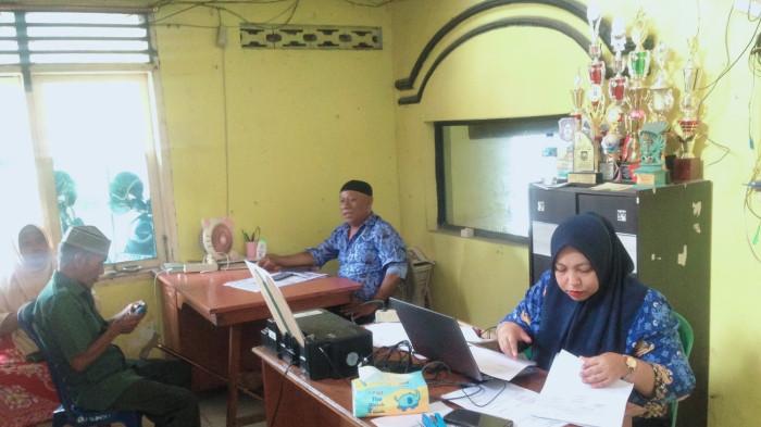 Suasana kesibukan di Kantor Kelurahan Bugis