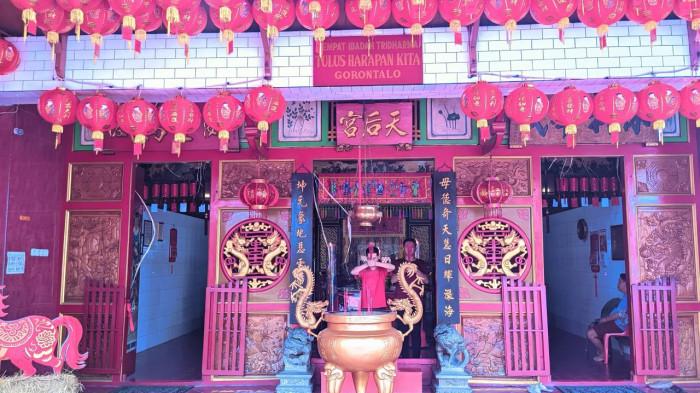 PERAYAAN IMLEK -  Suasana  khidmat terasa di Kelenteng Tulus Harapan Kita, Kota Gorontalo, Provinsi Gorontalo saat perayaan Tahun Baru Imlek 2577 Kongzili  pada Selasa  (17/2/2026).