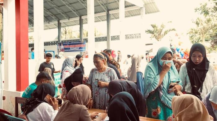 Suasana masyarakat menghadiri pasar murah di Desa Hulawa