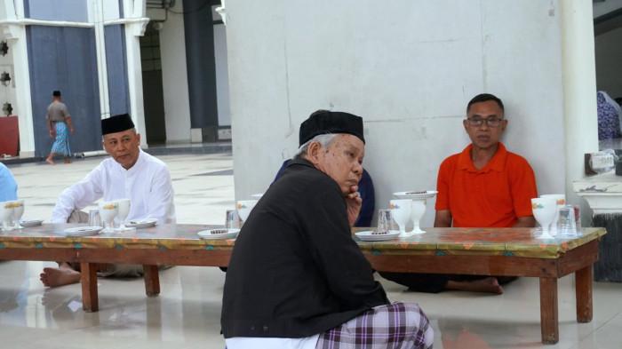 Suasana menantikan buka puasa di Masjid Agung Baiturrahman