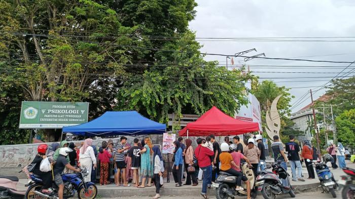 NGABUBURIT -- Suasana ngabuburit di kawasan kampus UNG, Kamis (19/2/2026) sore. Masyarakat ramai berburu takjil.