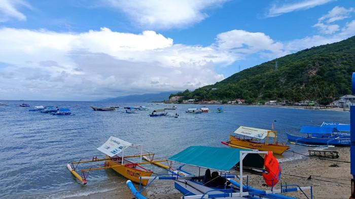 Suasana objek wisata Hiu Paus Botubarani di Desa Botubarani  77777888