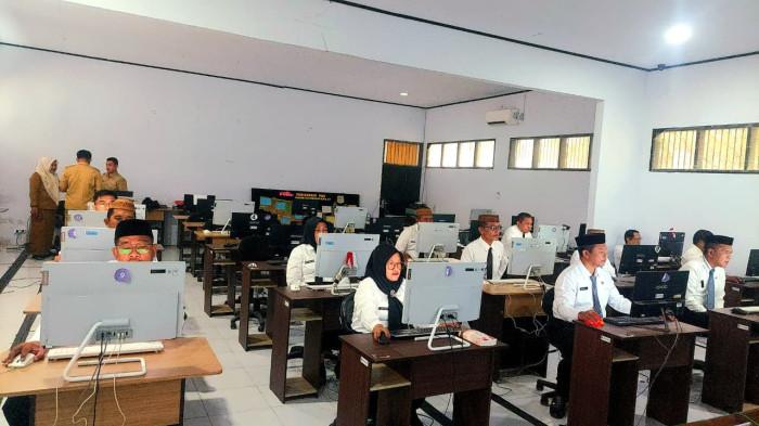 Suasana pelaksanaan tes CAT yang diikuti calon lurah