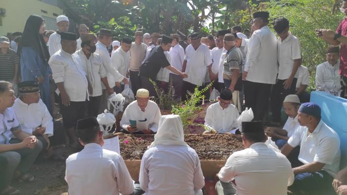 SOSOK ALMARHUMA -- Suasana pemakaman Fanny dan Yessi di Kelurahan Wongkaditi Barat, Kota Gorontalo, Minggu (15/3/2026) Minggu (15/3/2025).