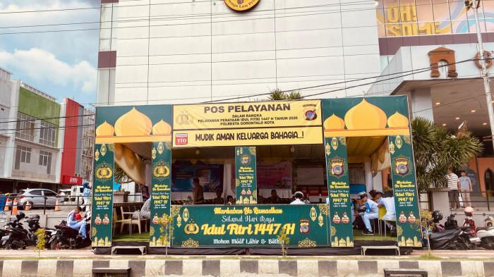 POS PELAYANAN — Suasana pos pelayanan perayaan idulfitri 1447 H Tahun 2026 di kawasan Citimall Gorontalo. Polisi mengimbau pengendara senantiasa mengutamakan keselamatan dalam berkendara (Sumber: Yunima Hasan, Mahasiswa Magang Jurnalistik UNG)