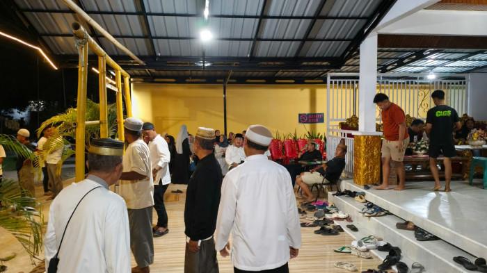 TOKOH WAFAT — Suasana rumah duka keluarga Kilat Wartabone di Suwawa, Kabupaten Bone Bolango, Provinsi Gorontalo. (Sumber: Achril Babyonggo)