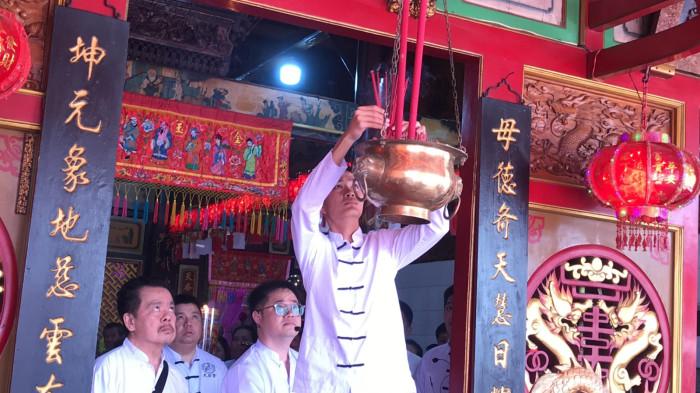 Suasana sembahyang Caw Kong Kong di Kelenteng Tulus ffff