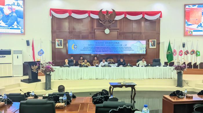RAPAT PARIPURNA - Suasana sidang Paripurna DPRD Provinsi Gorontalo, Senin (4/8/2025). Puluhan anggota DPRD Provinsi Gorontalo belum hadir.