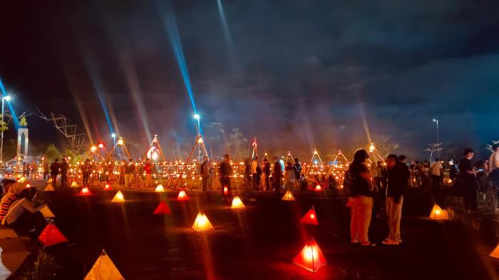 Suasana warga menyaksikan tumbilotohe di belakang perpustakaan Kampus IV