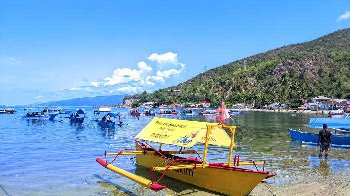 WISATA GORONTALO -- Suasana wisata Hiu Paus Botubarani di Kabupaten Bone Bolango, Provinsi Gorontalo ramai dikunjungi wisatawan selama libur Lebaran 2026, Minggu (29/3/2026). Dalam periode 18–29 Maret, kunjungan di salah satu pangkalan tercatat sekitar 900 orang, didominasi wisatawan lokal hingga mancanegara.